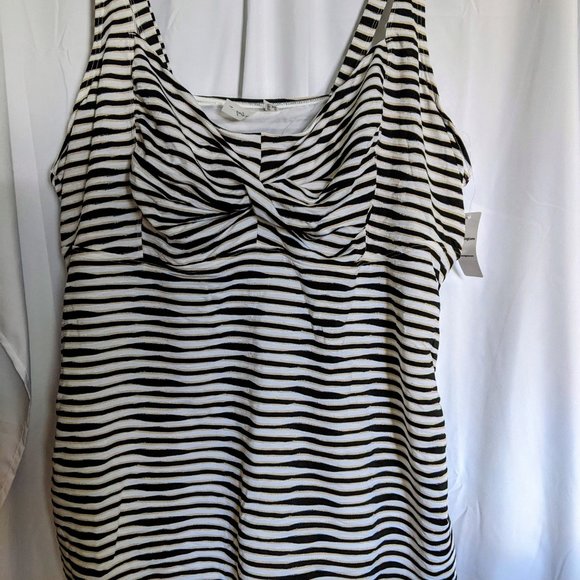 Pinup Glam! Underwire Tankini Top With Twisted Front in 5X - Picture 3 of 7